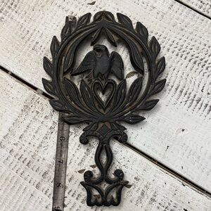 Vintage Black Cast Iron Eagle Heart Wreath Footed Trivet Rustic Country Kitchen